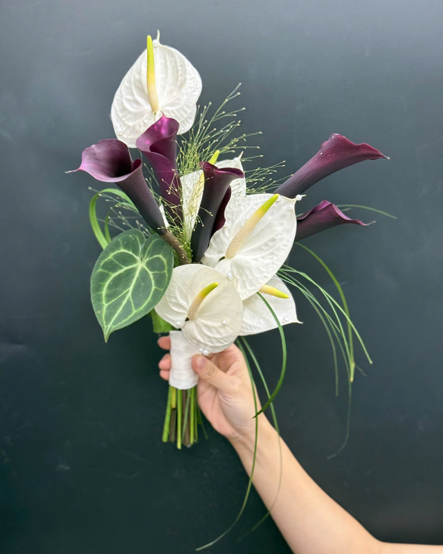 Bó hoa cưới calla đen huyền bí