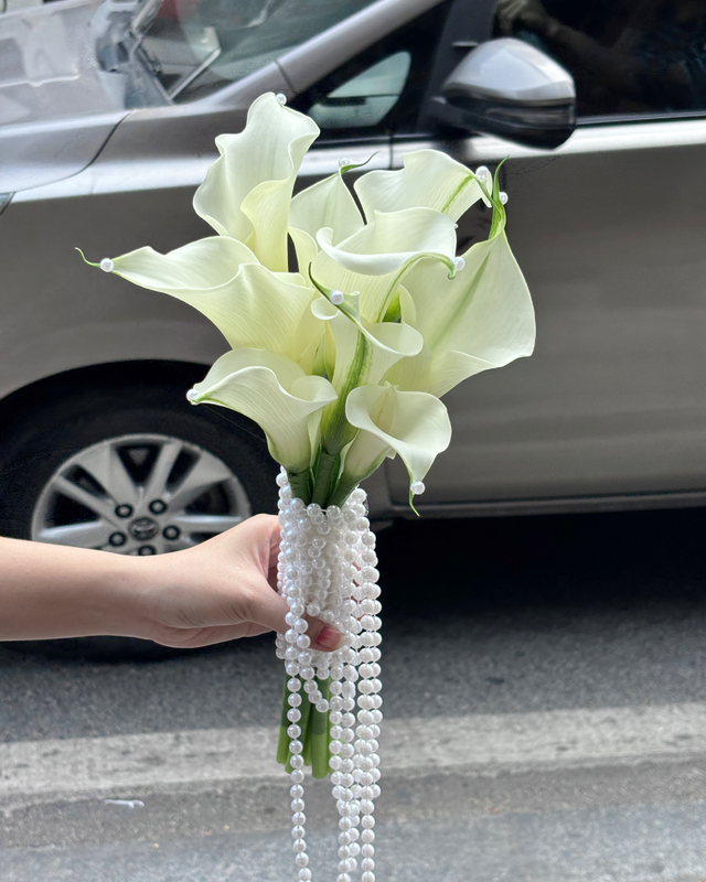 Bó hoa cưới calla lily trắng