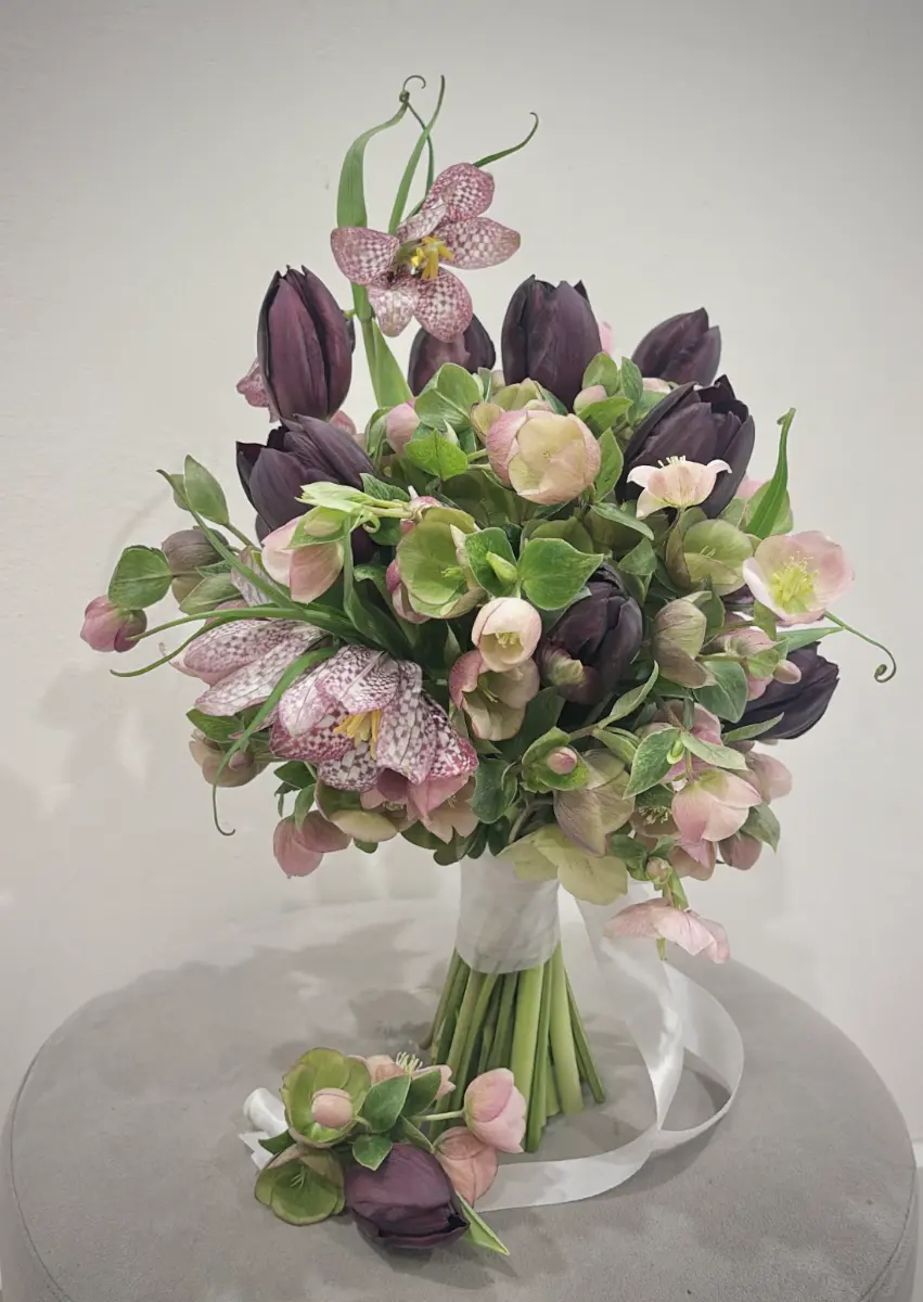 Hoa cưới tulip đen và ly ba tư