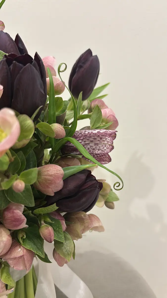Hoa cưới tulip đen và ly ba tư