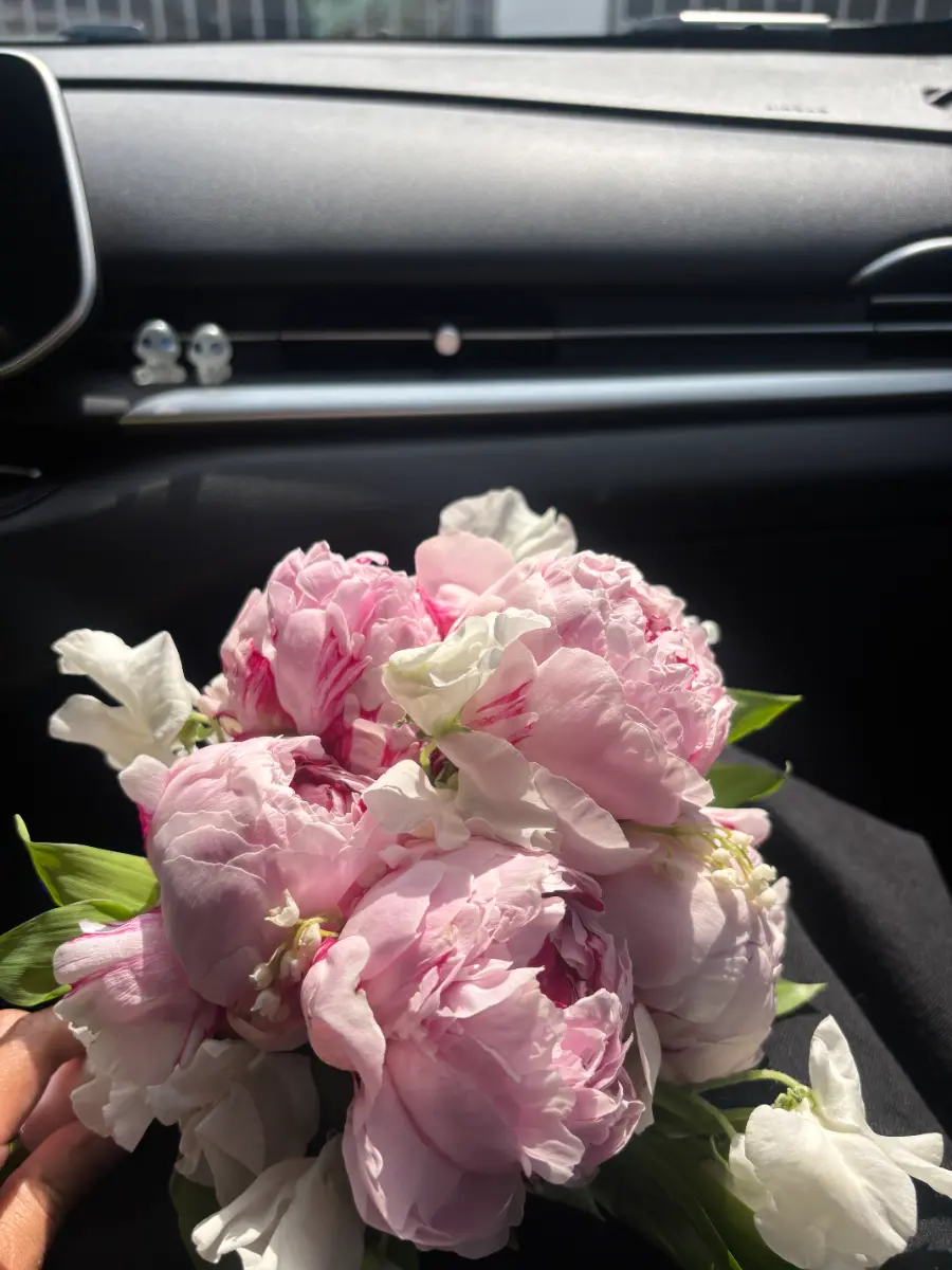 Bó hoa cưới Peony và sweet pea