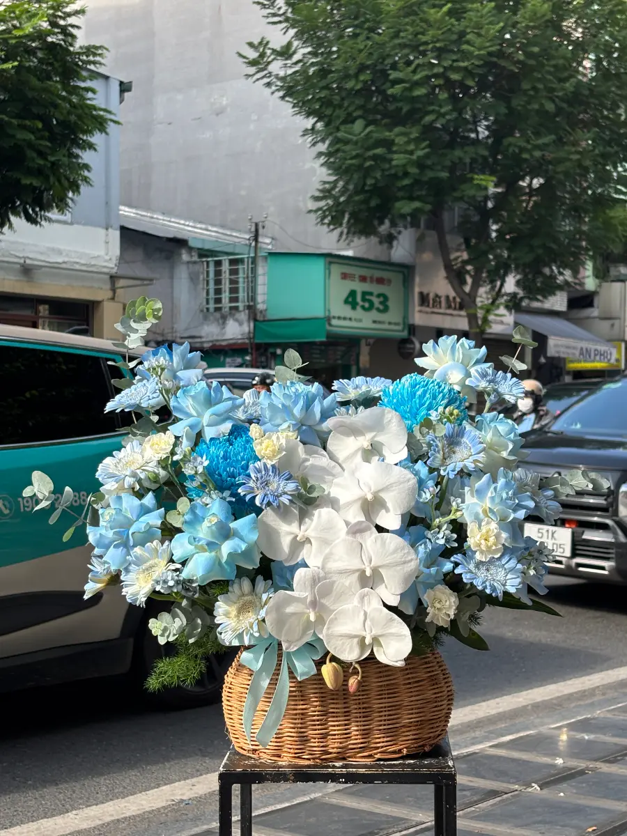 Giỏ hoa khai trương tone xanh dương trắng
