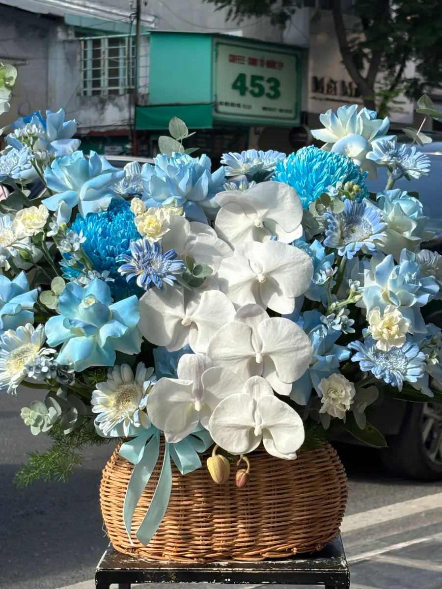 Giỏ hoa khai trương tone xanh dương trắng
