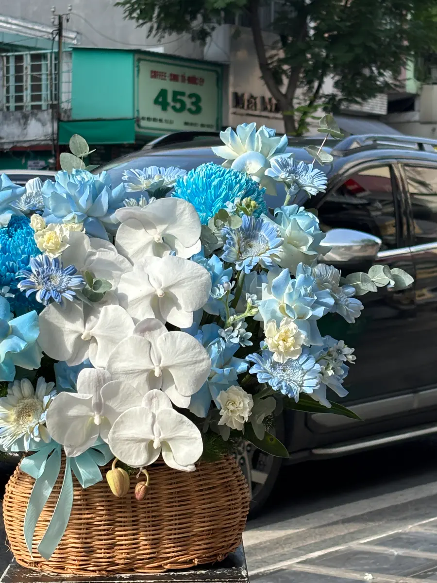 Giỏ hoa khai trương tone xanh dương trắng