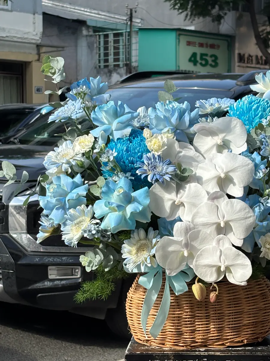 Giỏ hoa khai trương tone xanh dương trắng