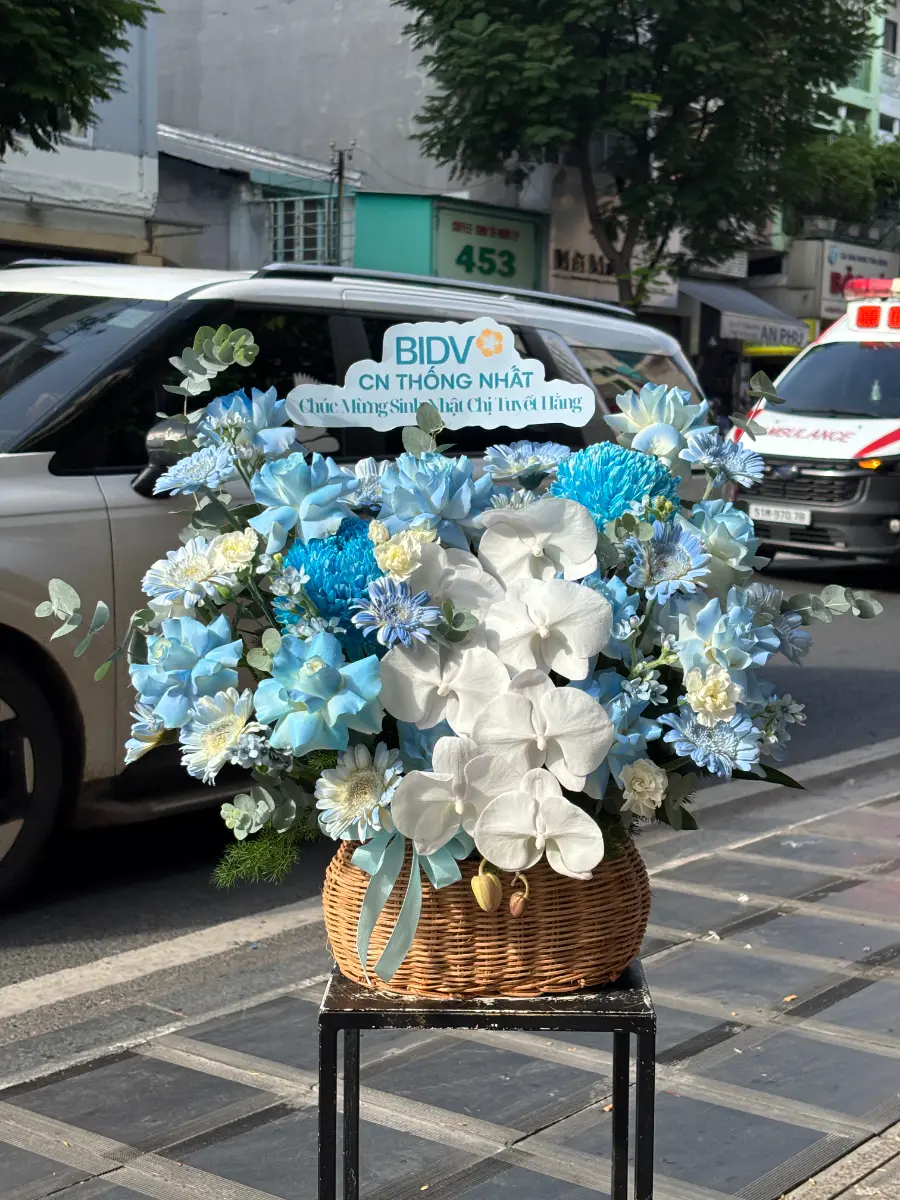 Giỏ hoa khai trương tone xanh dương trắng