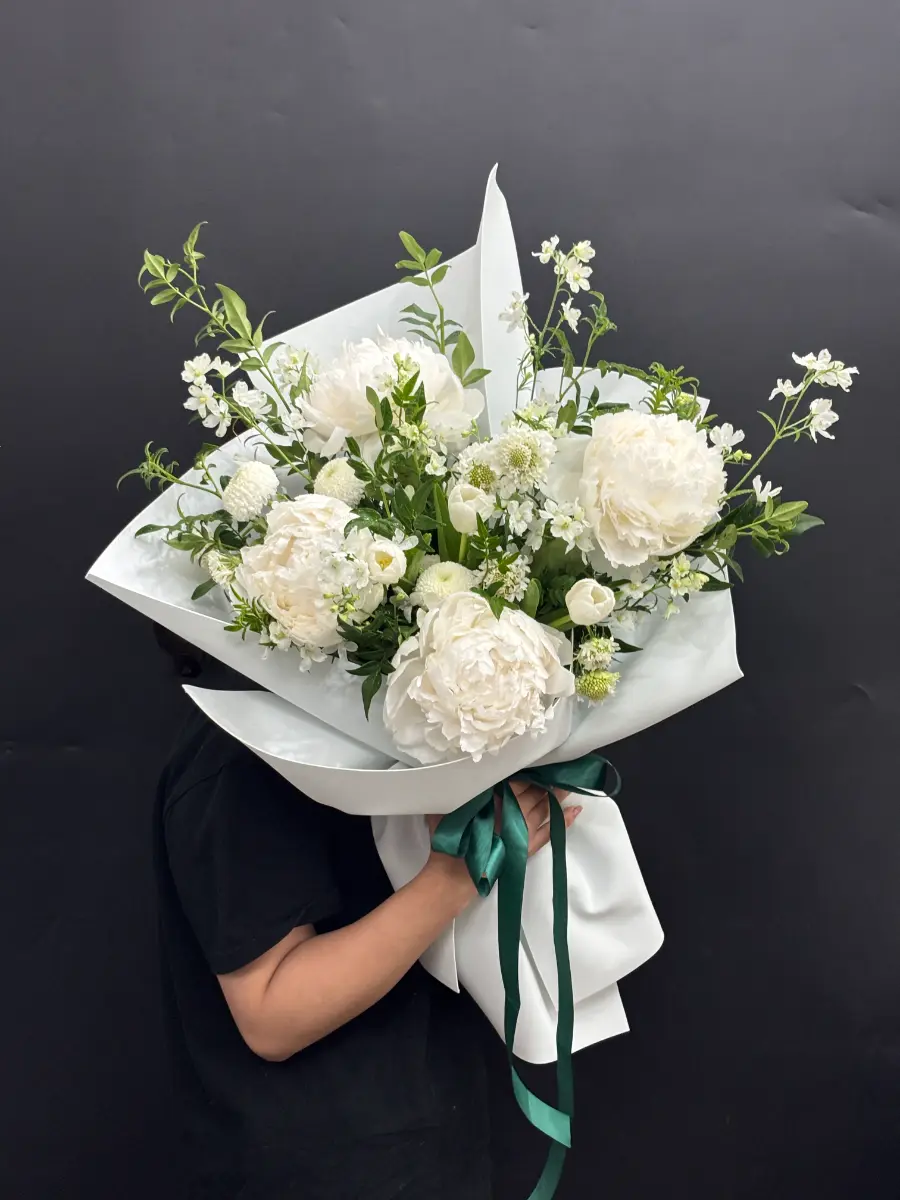 Bó mẫu đơn trắng mix lá xanh