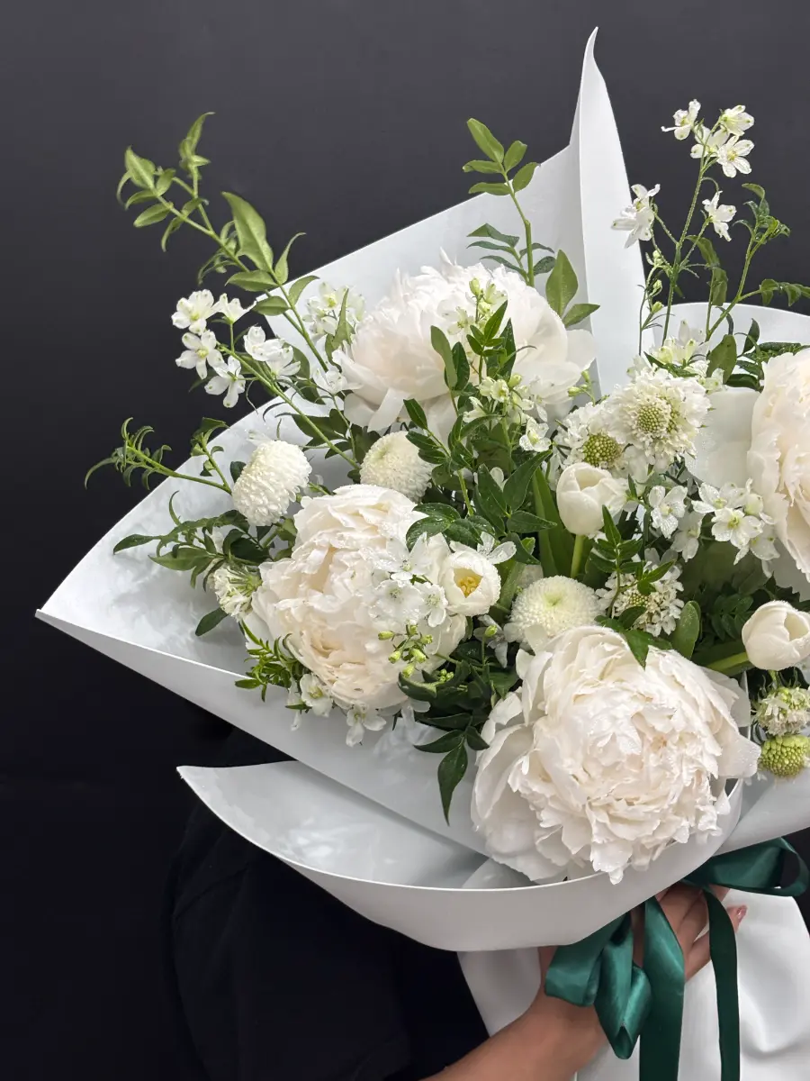 Bó mẫu đơn trắng mix lá xanh