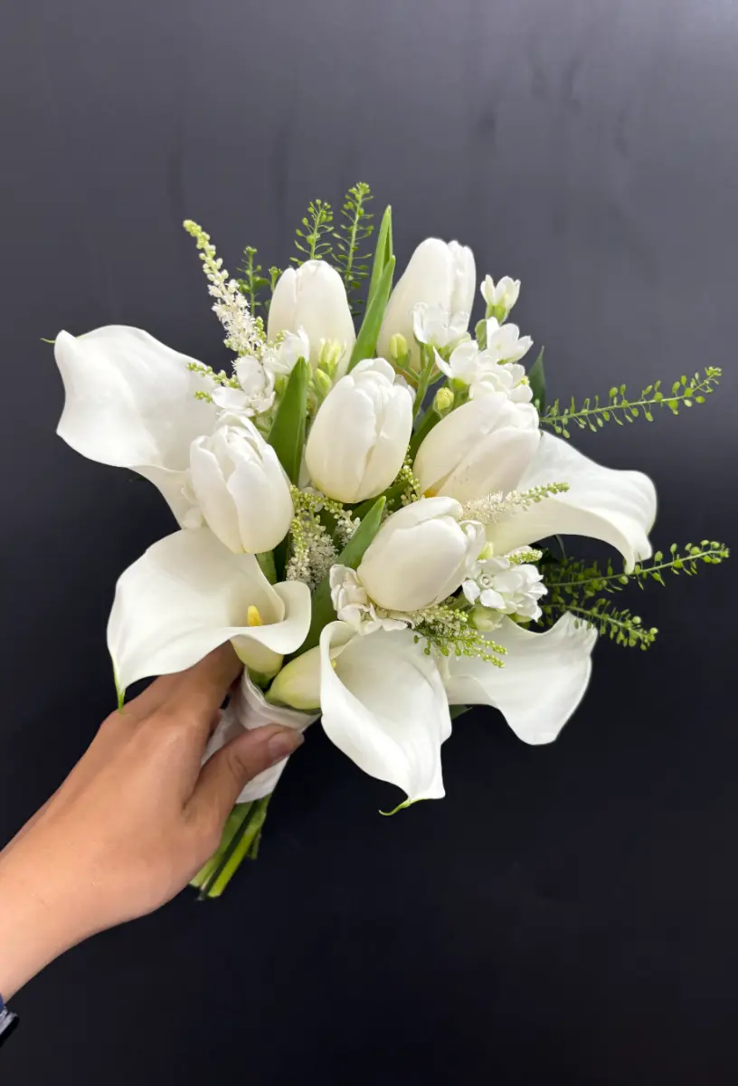 Bó hoa cưới tone trắng calla tulip