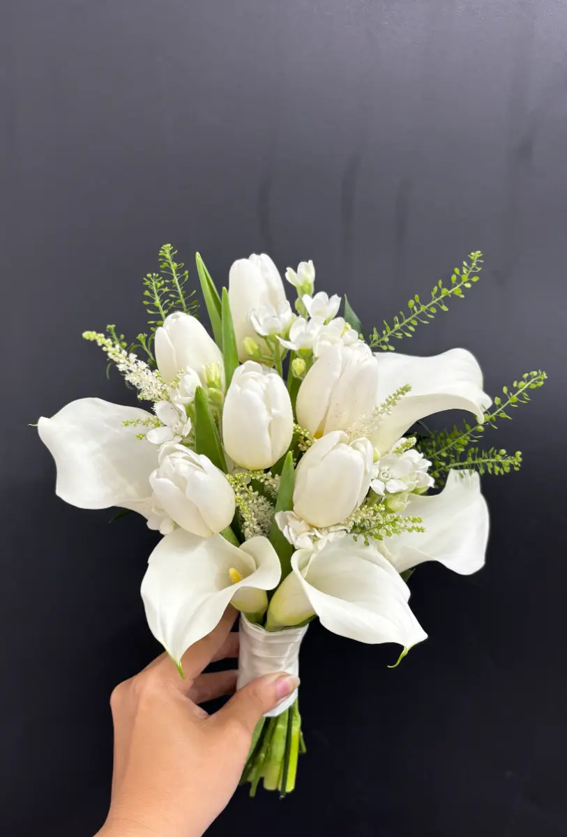 Bó hoa cưới tone trắng calla tulip