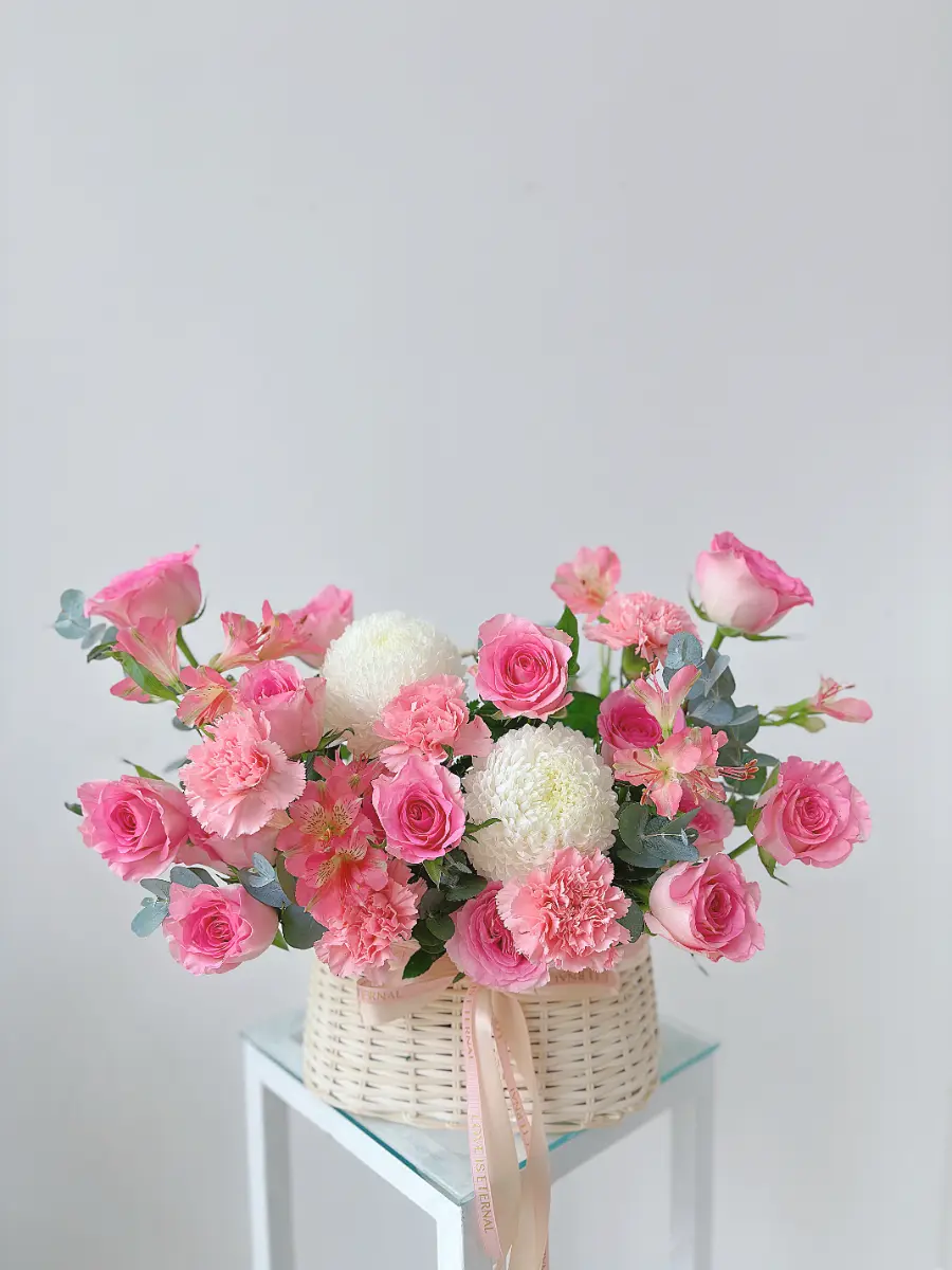 Giỏ hoa màu hồng trắng
