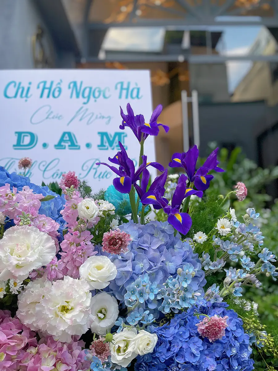 Kệ hoa khai trương nhiều màu