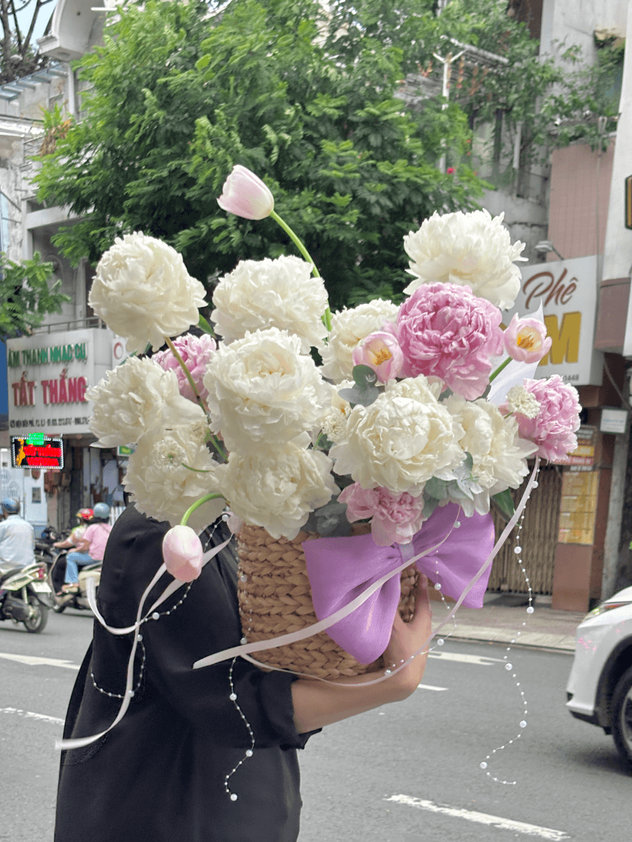 Lẵng hoa mẫu đơn mix tulip