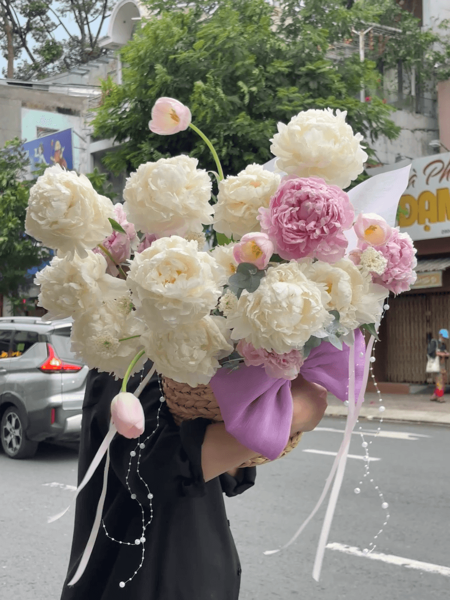 Lẵng hoa mẫu đơn mix tulip