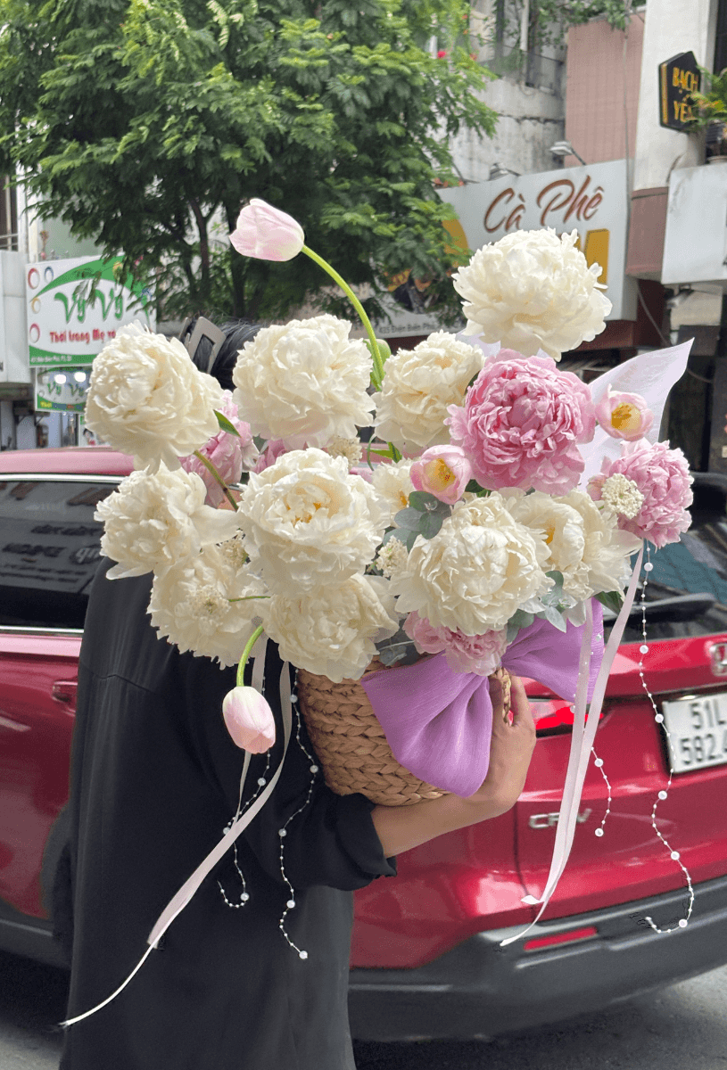 Lẵng hoa mẫu đơn mix tulip