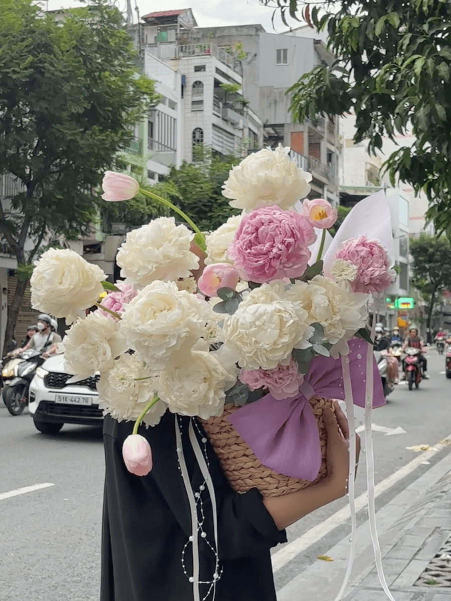Lẵng hoa mẫu đơn mix tulip