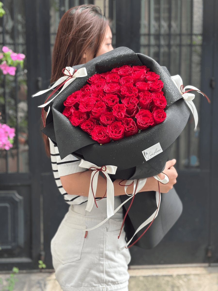 Bó hoa hồng đỏ viền gấp