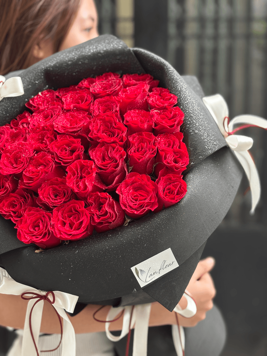 Bó hoa hồng đỏ viền gấp