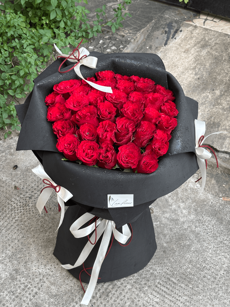 Bó hoa hồng đỏ viền gấp